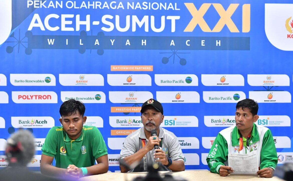 1300Tembus-Final-Sepak-Bola-PON-XXI-Aceh-Sumut-2024–Pelatih-Tim-Jatim-Fakhri-Husaini-Puji-Kinerja-Wasit