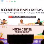 POLRI dan TNI Ajak Penonton Upacara Penutupan PON Tertib dan Teratur